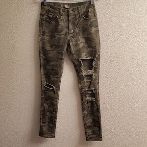 NEW Camo Distressed Skinny Jeans Size 7  Olive Camouflage Jeans B36 X